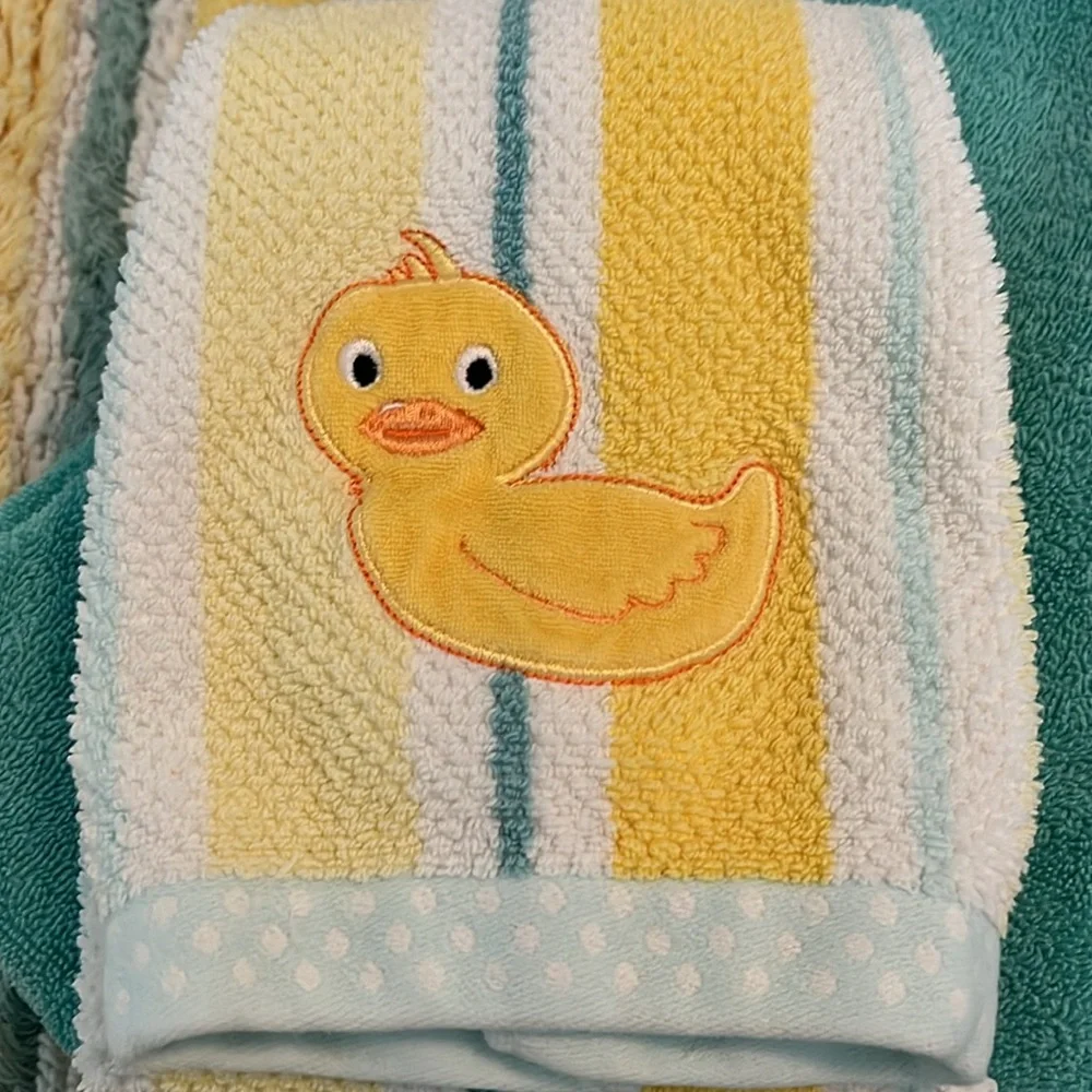 Bathroom towels/rug - Picture 2 of 4
